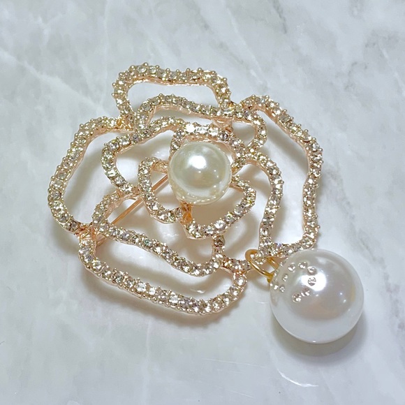 🚫SOLD🚫Camellia Flower Brooch - Picture 4 of 4